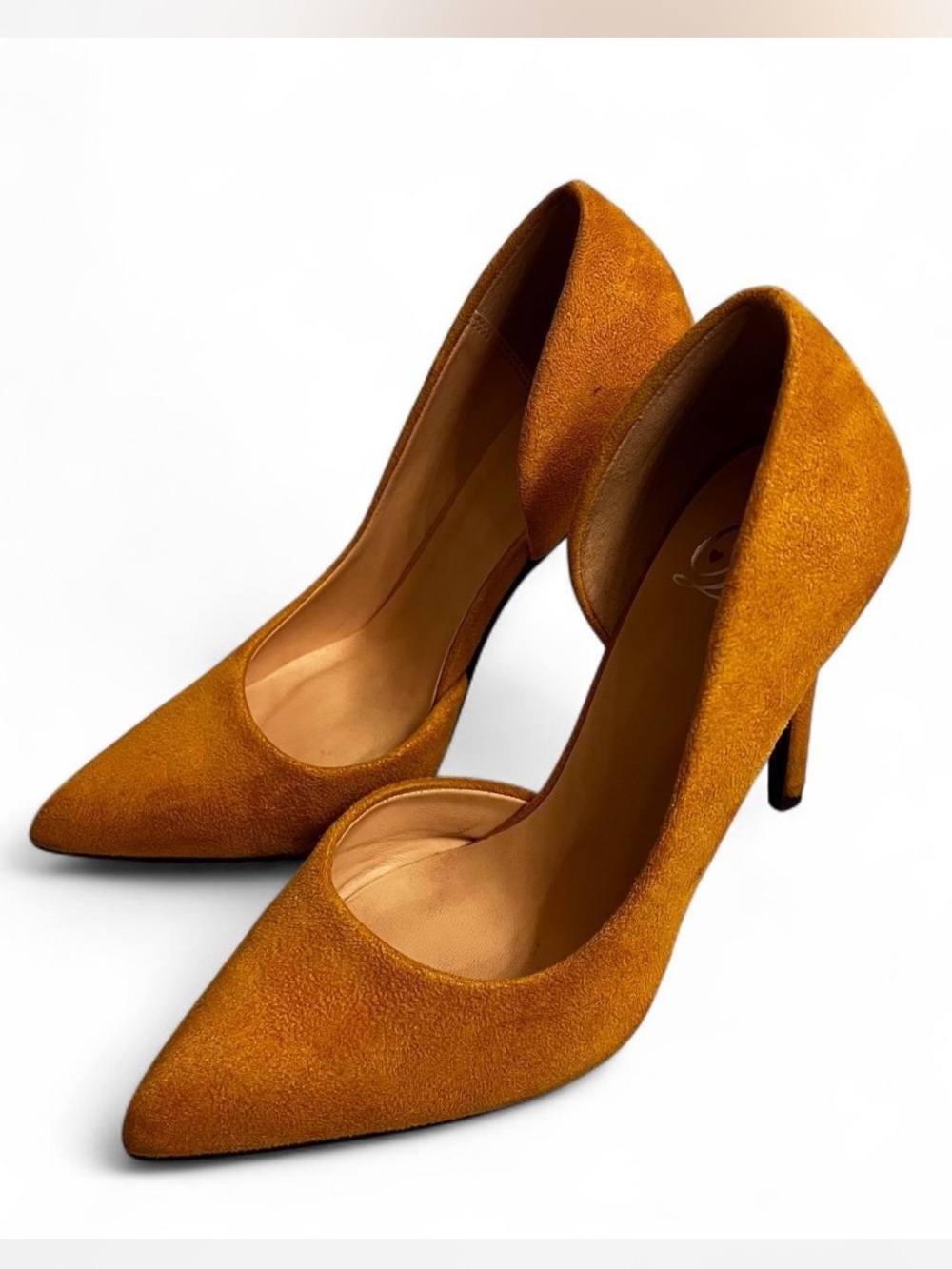 Classic Pointed Pumps in Mustard